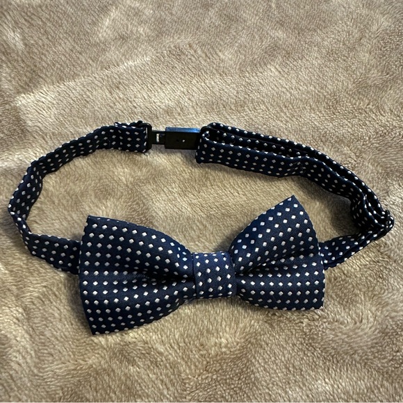 Boys Bow Tie And Suspenders 2-Piece Set - Picture 2 of 3